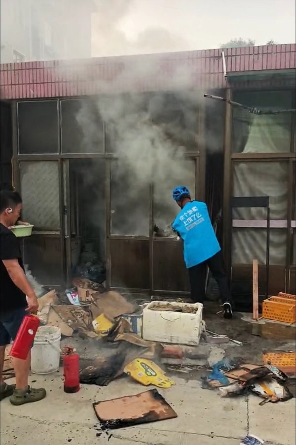华泰配资 “外卖蓝”秒变“火焰蓝”！崇明外卖小哥送餐途中成功扑灭居民楼火情